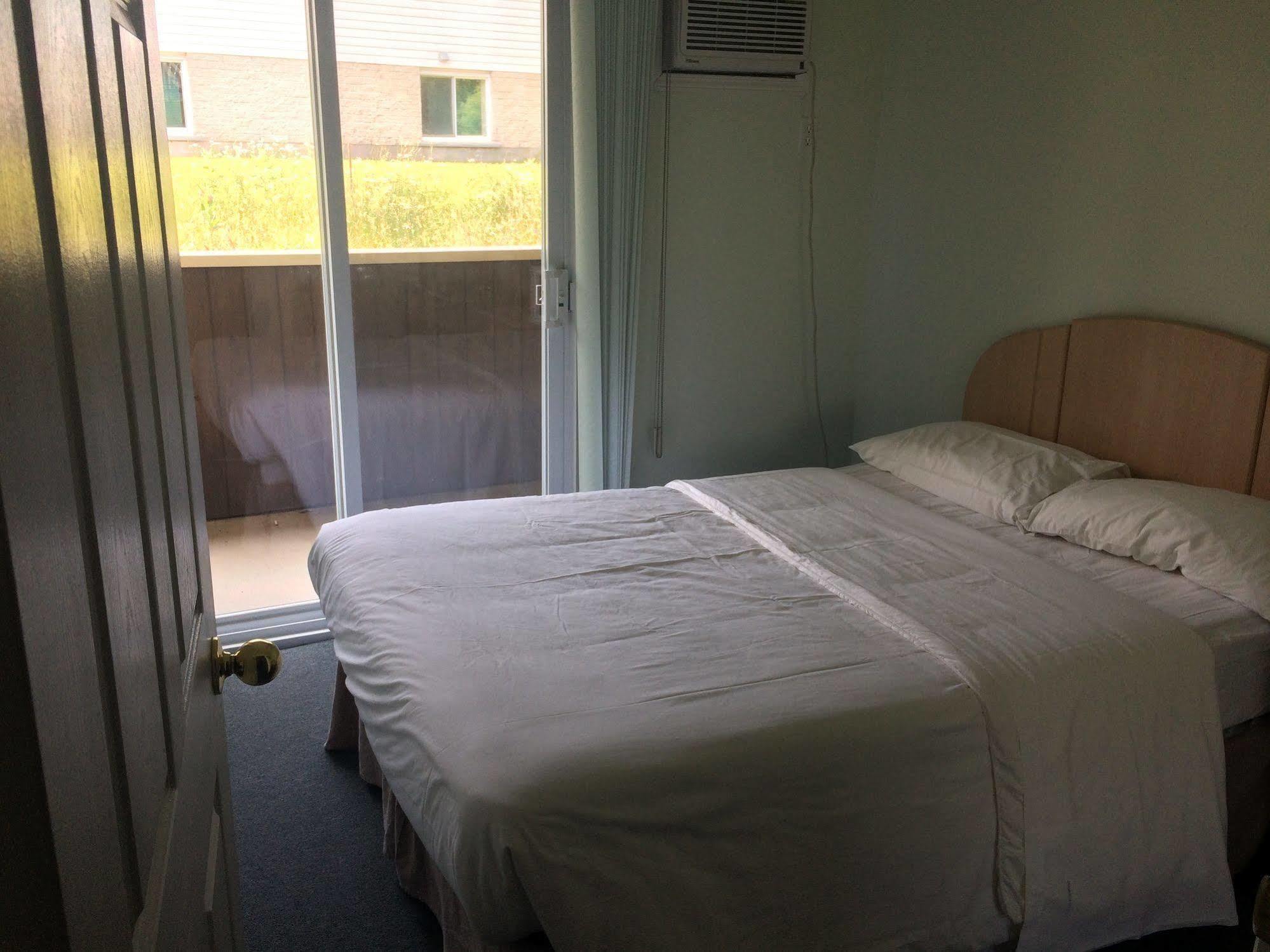 Shemron Suites Hotel Deep River Екстериор снимка