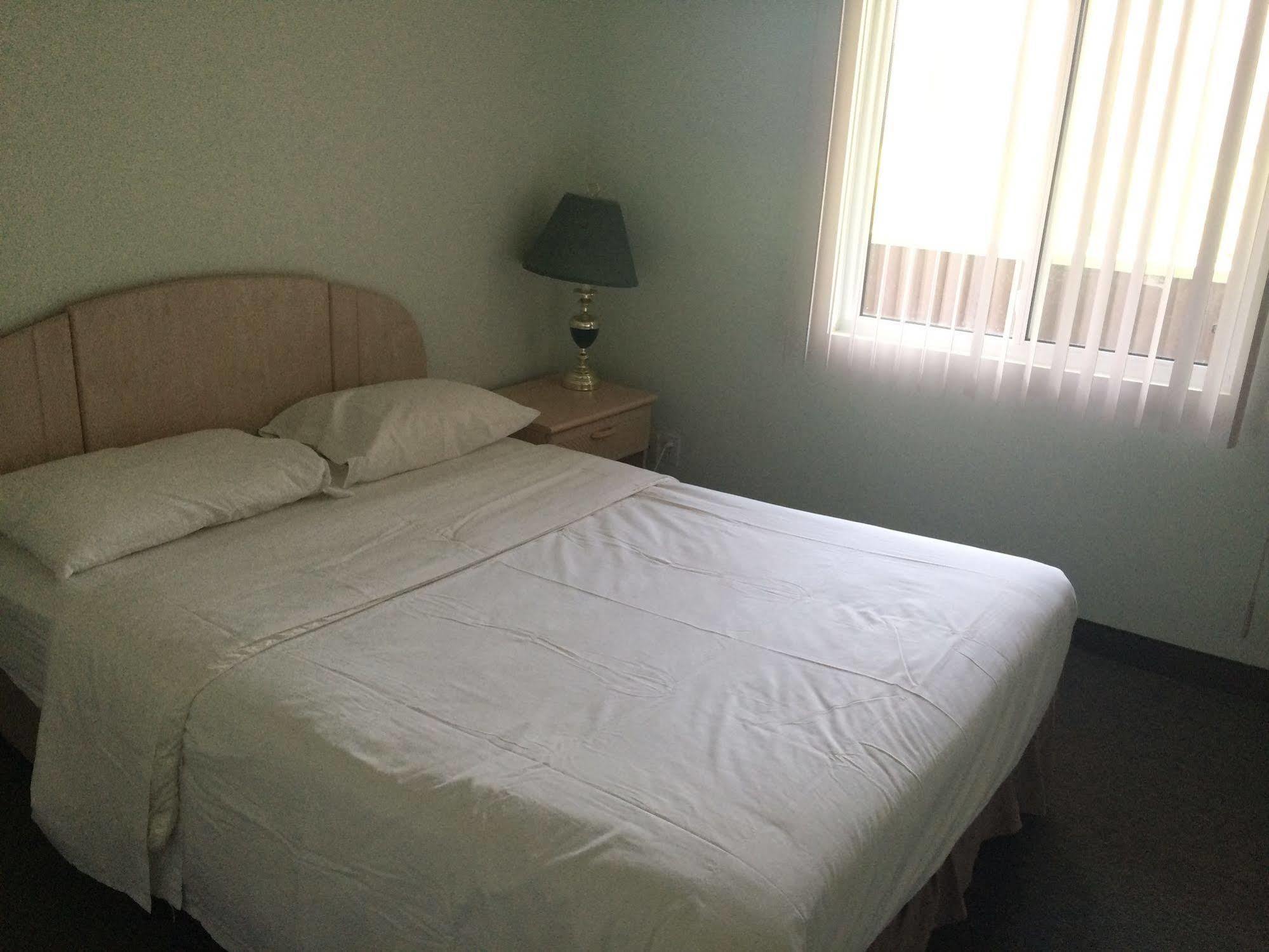 Shemron Suites Hotel Deep River Екстериор снимка