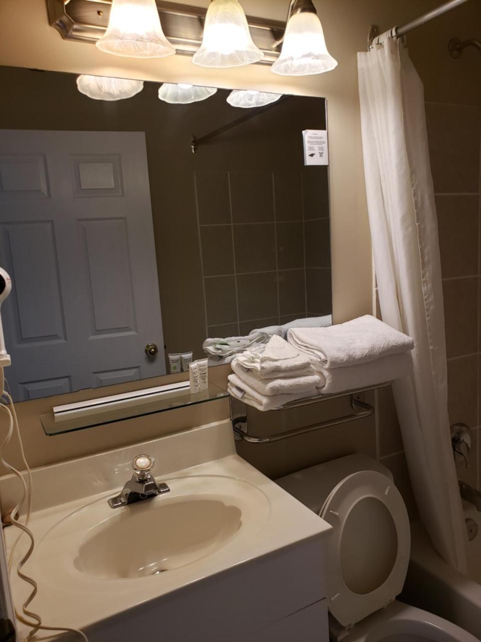 Shemron Suites Hotel Deep River Екстериор снимка