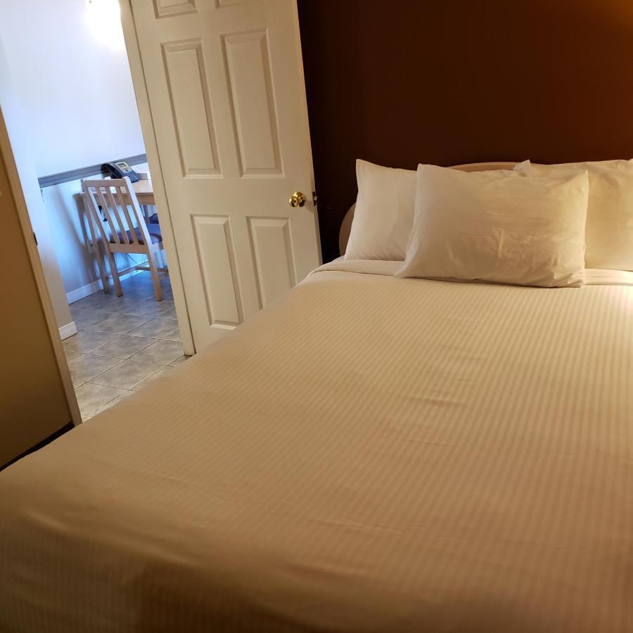 Shemron Suites Hotel Deep River Екстериор снимка